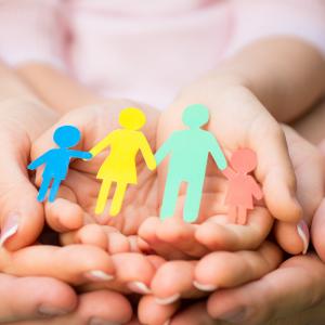 האם נכון להיות חבר של הילד שלי?